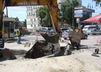 Încă trei zile de lucrări în faţa Primăriei Suceava