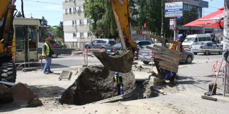 Încă trei zile de lucrări în faţa Primăriei Suceava