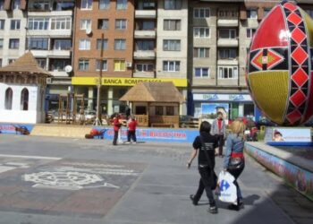 Cu parul pe kitch-urile din comuna Suceava