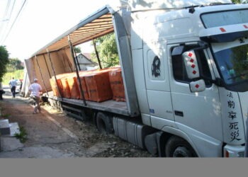 TIR „scufundat” pe o stradă din Suceava