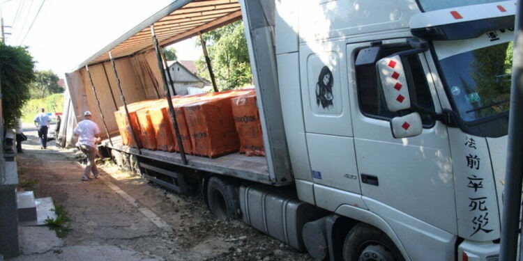 TIR „scufundat” pe o stradă din Suceava