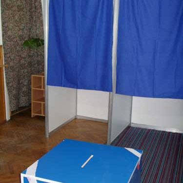 Toată lumea strînge, comentează şi votează