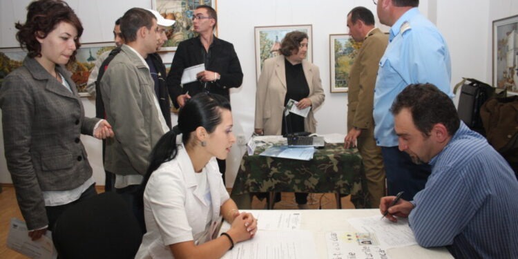 Militari la bursa locurilor de muncă