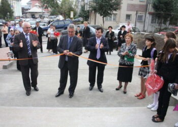 Deschiderea anului de învăţămînt, cu politicieni