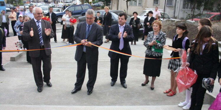 Deschiderea anului de învăţămînt, cu politicieni