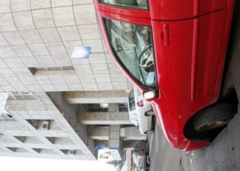 Maşină „înghiţită” de pămînt în faţă la Finanţe
