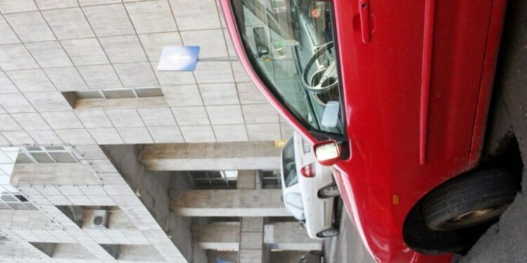 Maşină „înghiţită” de pămînt în faţă la Finanţe