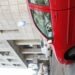 Maşină „înghiţită” de pămînt în faţă la Finanţe