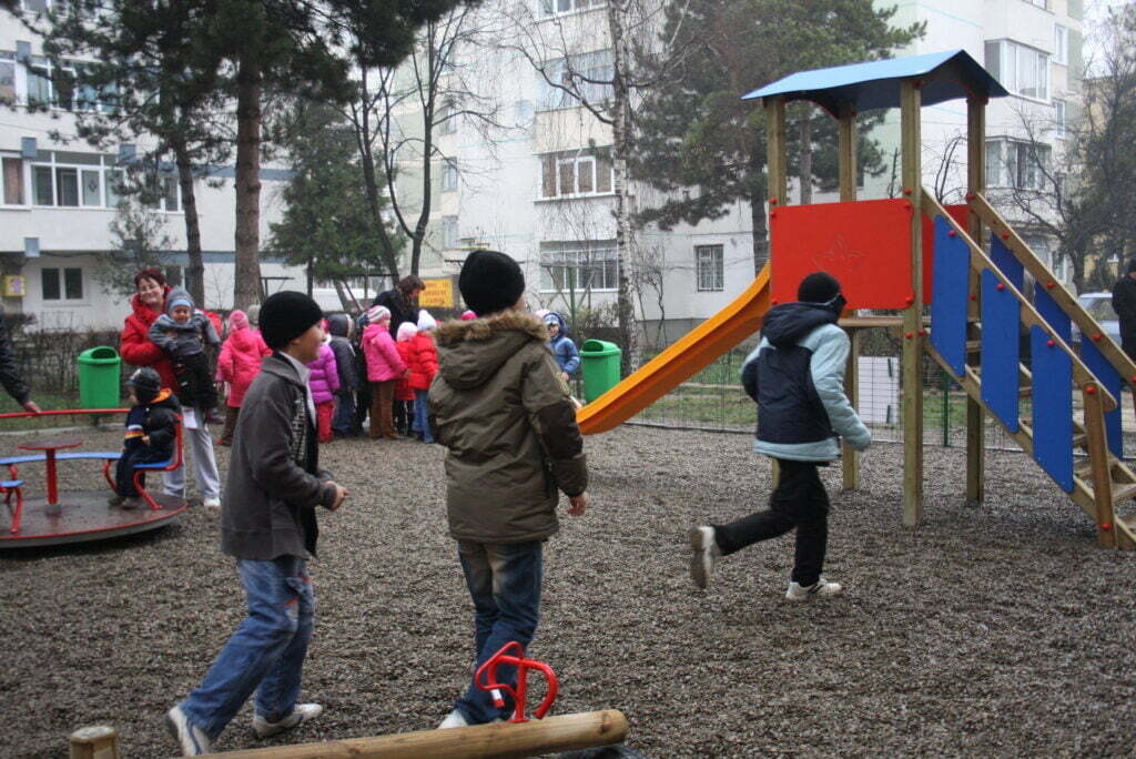 Loc de joacă inaugurat în „George Enescu”