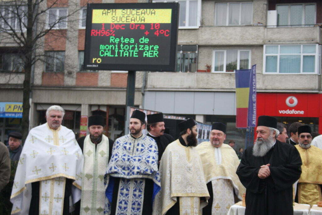 Ziua Naţională a adus în centrul Sucevei 13 preoţi