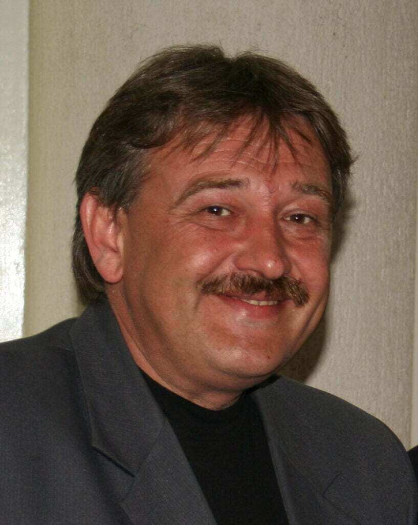 Cu brumăria în mînă la uşa PD-L