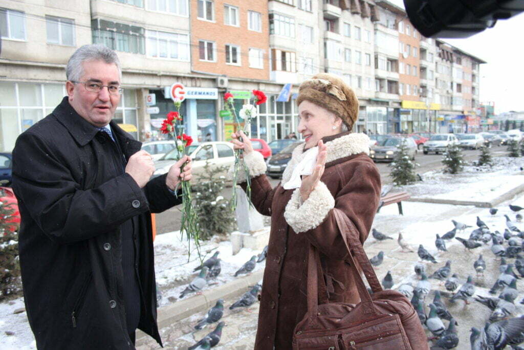 Flori pentru angajatele Primăriei, Prefecturii şi Consiliului Judeţean