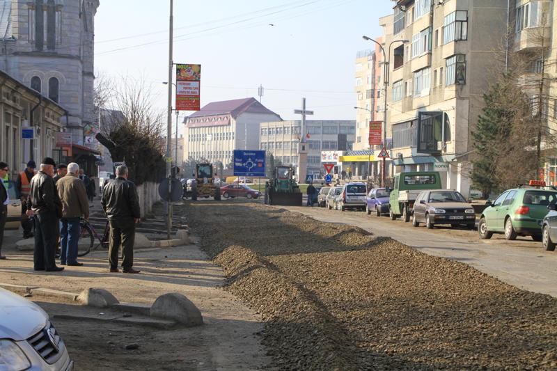 La Rădăuţi se toarnă pietriş peste asfalt!