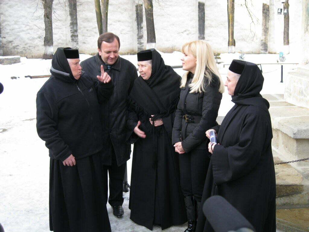 Mîine, la Suceava, Elena Udrea se va aşeza la aceeaşi masă cu trei maici stareţe