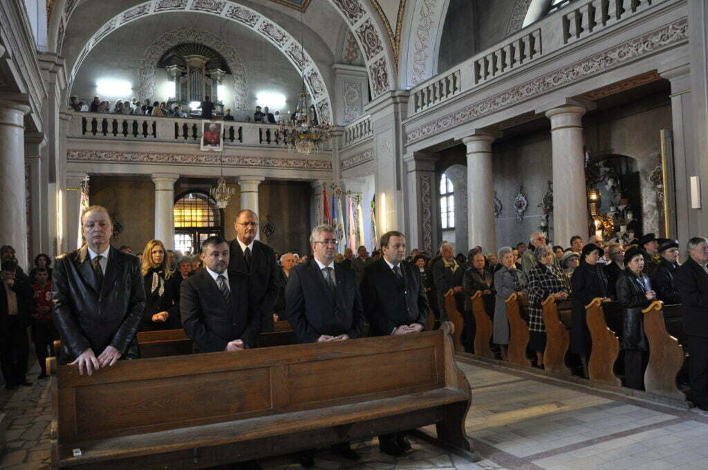Slujbă la Biserica Catolică Suceava, în memoria victimelor tragediei de la Smolensk