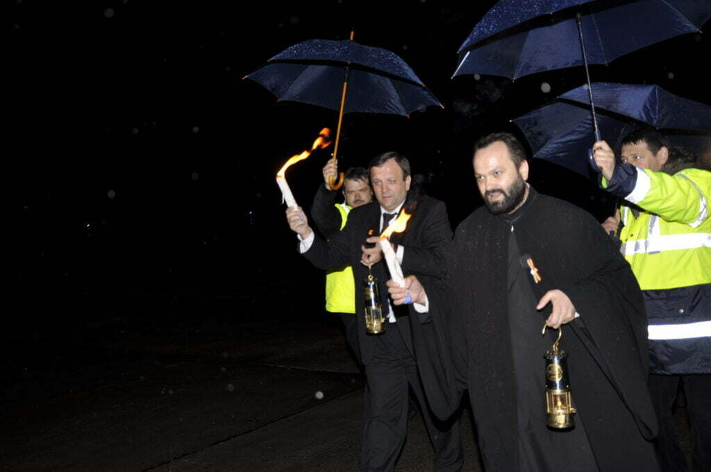 100 de preoţi, călugări şi măicuţe au luat Lumină Sfîntă de pe Aeroportul Suceava