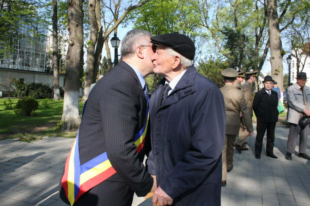 Primarul Lungu s-a îmbrăţişat cu socrul lui Traian Băsescu