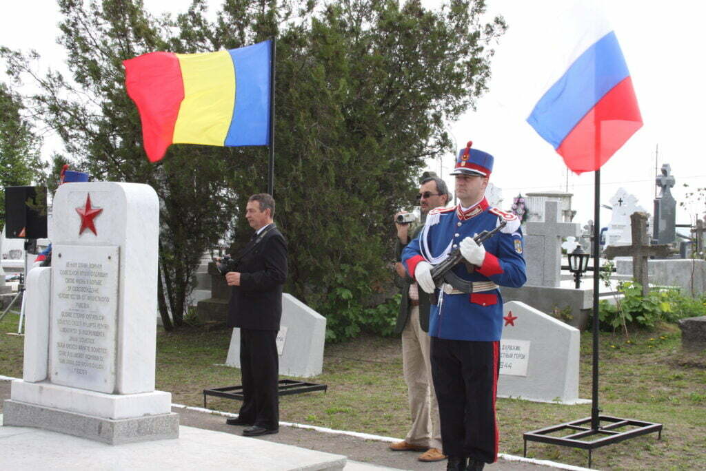 Coroane de flori depuse la mormintele soldaţilor sovietici