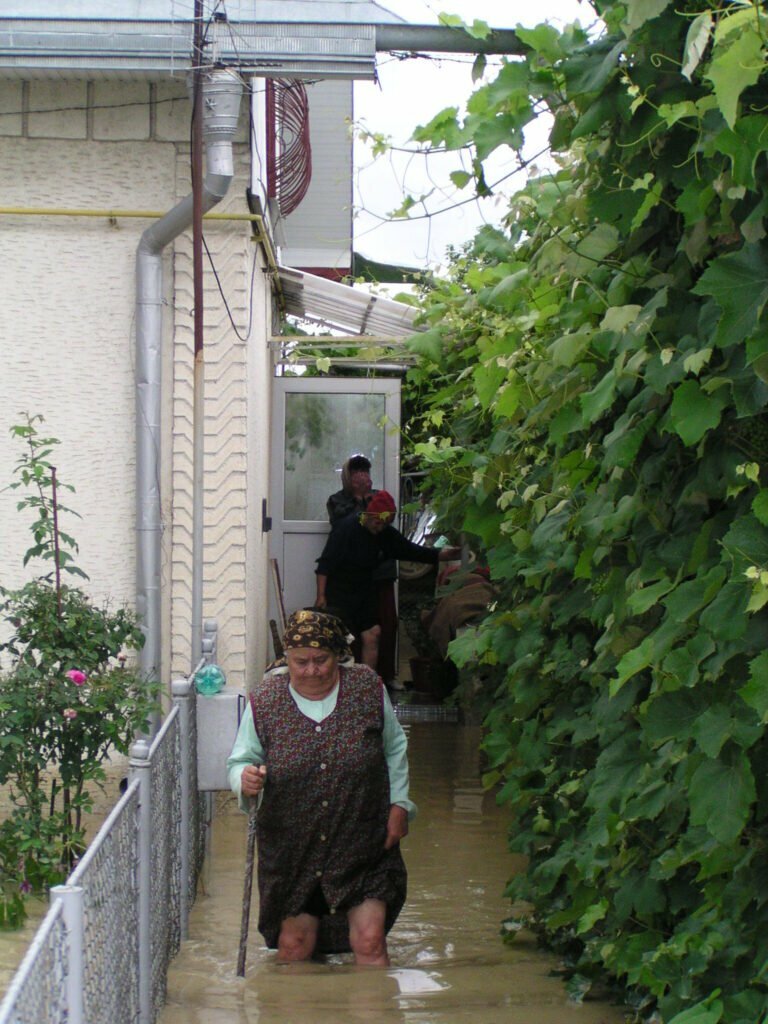 Sinistraţii suceveni au început să primească ajutoare de la Guvern