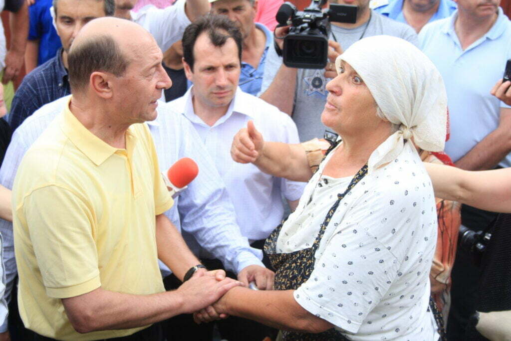 Traian Băsescu le-a promis sinistraţilor din Pătrăuţi materiale de construcţii