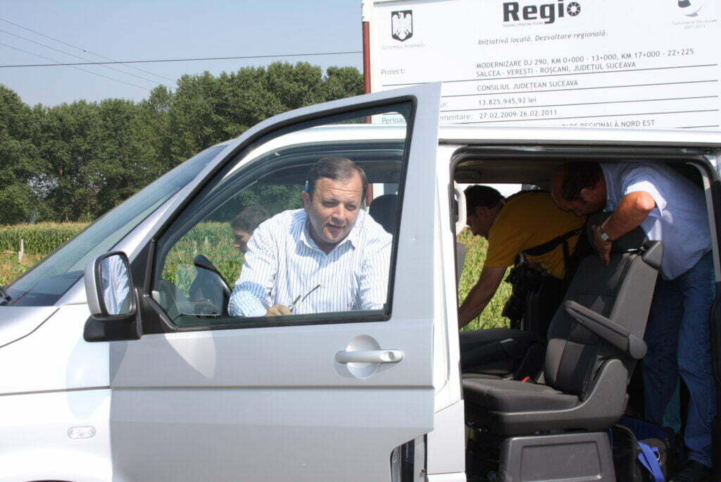 Gheorghe Flutur şi cele două vehicule cu care a fost la Vereşti