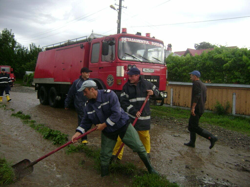 Drumuri şi căi ferate blocate din cauza inundaţiilor