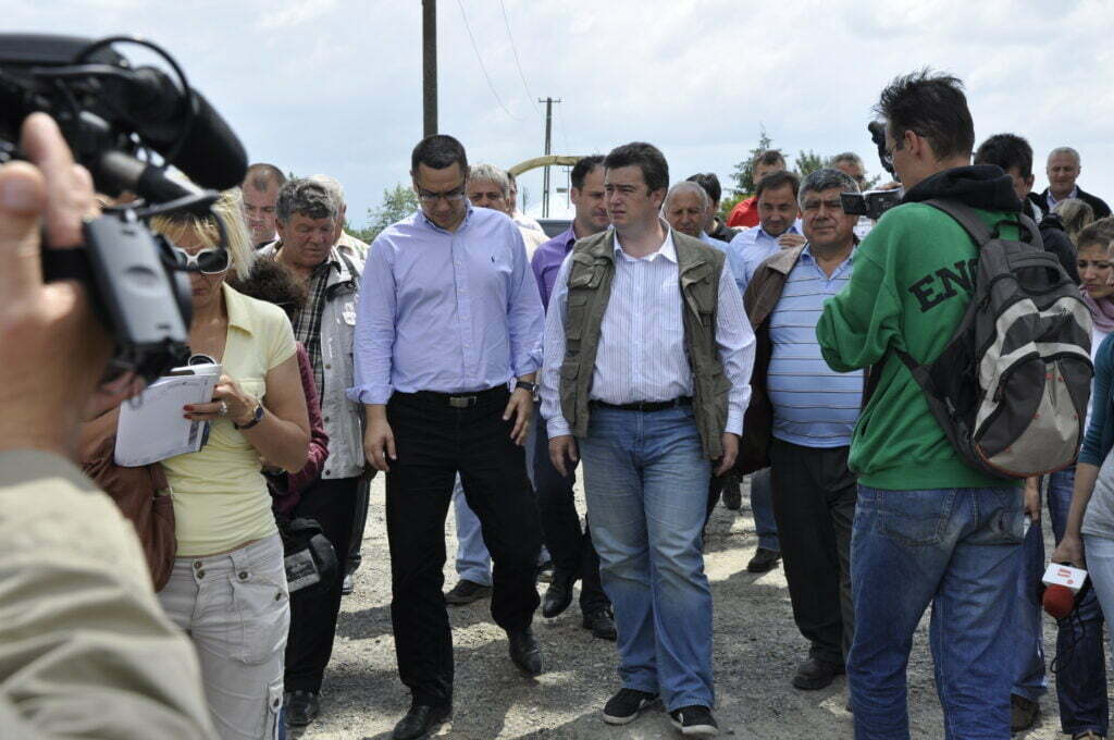 PSD a împărţit materiale de construcţii la Zvoriştea