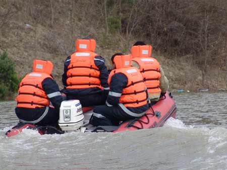 Rădăuţi: Pompierii au salvat vieţile a doi bărbaţi suprinşi de viitură