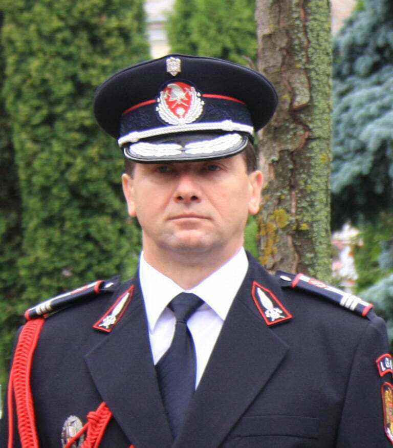 Cine-i salvează pe salvatori?