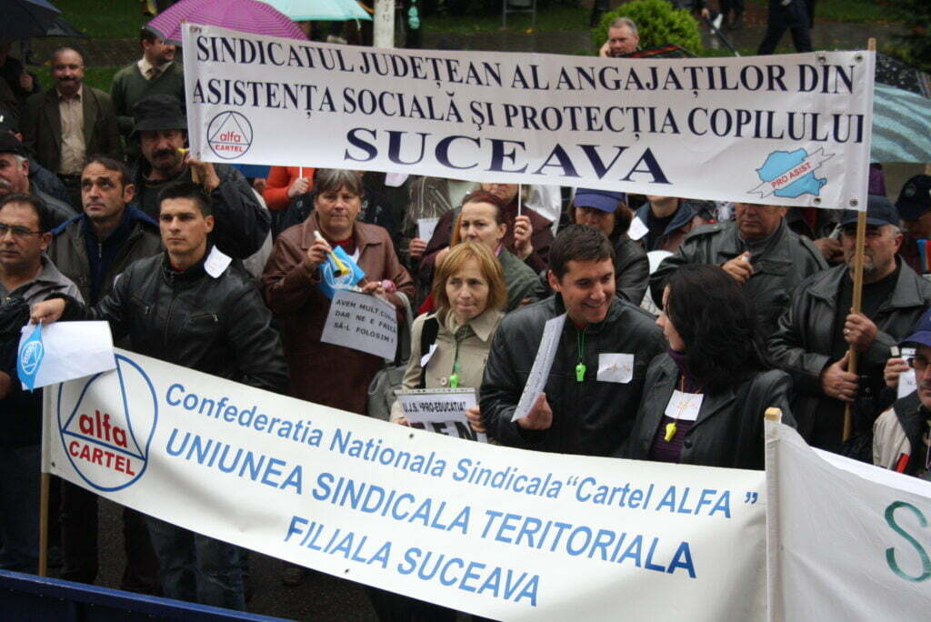 100 de sindicalişti au protestat în faţa Palatului Administrativ