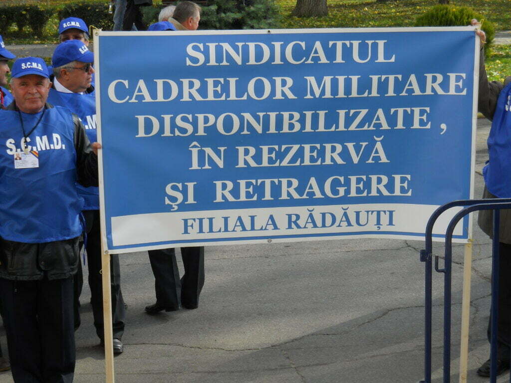 Miting al foştilor militari în faţa Palatului Administrativ din Suceava