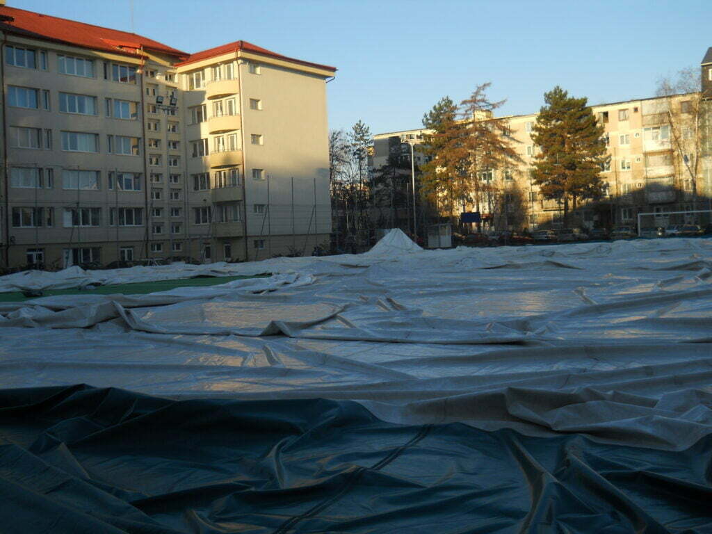 Balonul universităţii sucevene, „dezumflat” de vînt