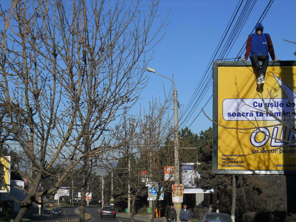 Posibilă amendă pentru firma care a urcat un manechin pe panourile publicitare