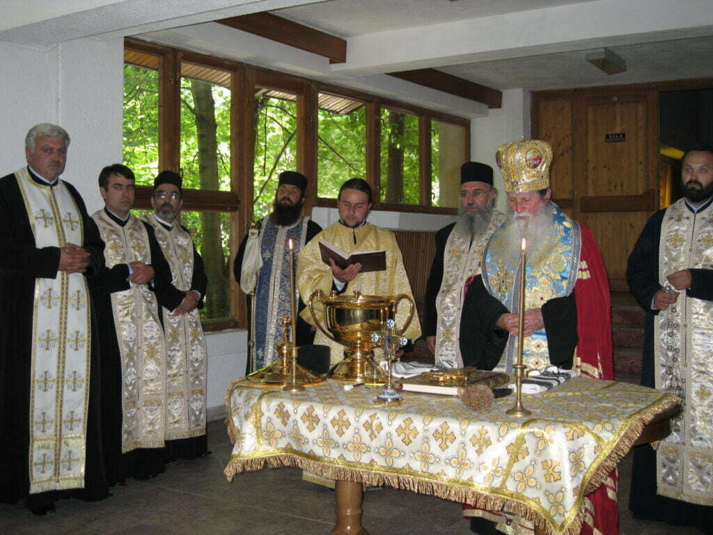 15 oameni ai străzii, găzduiţi de Biserica „Sfînta Vineri”