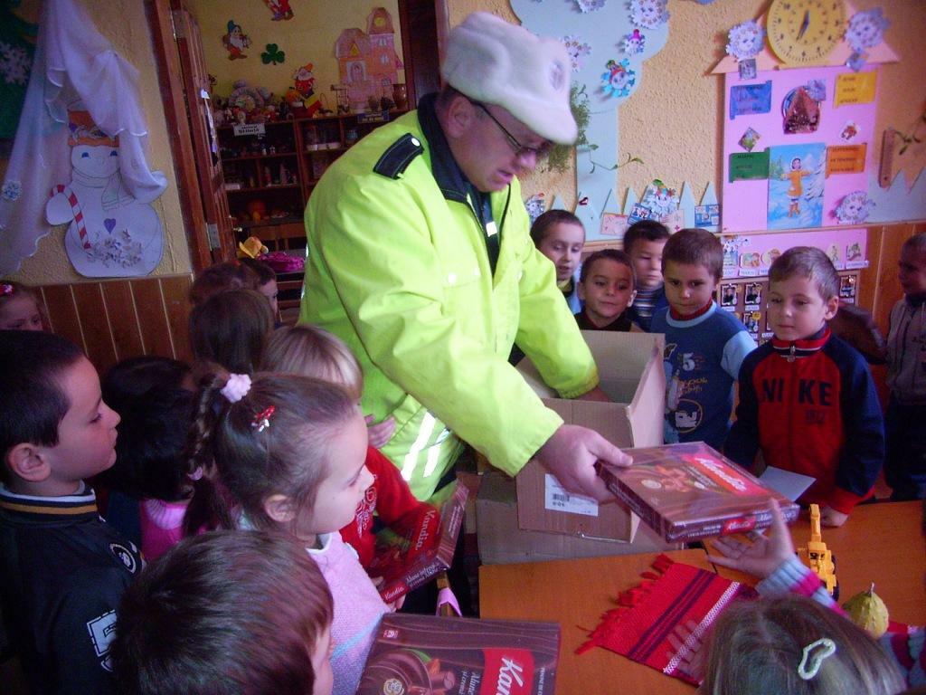Poliţişti de la Circulaţie, cu sfaturi şi cu dulciuri la Şcoala Pătrăuţi