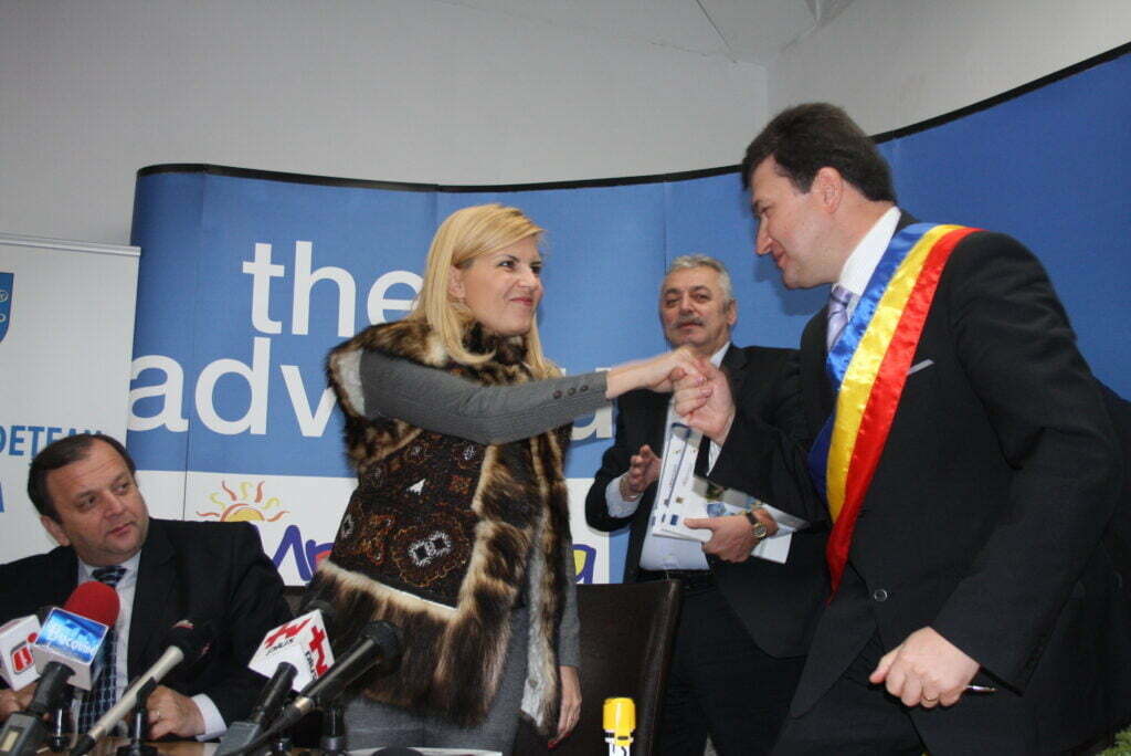 Dacă tăcea, decent rămînea