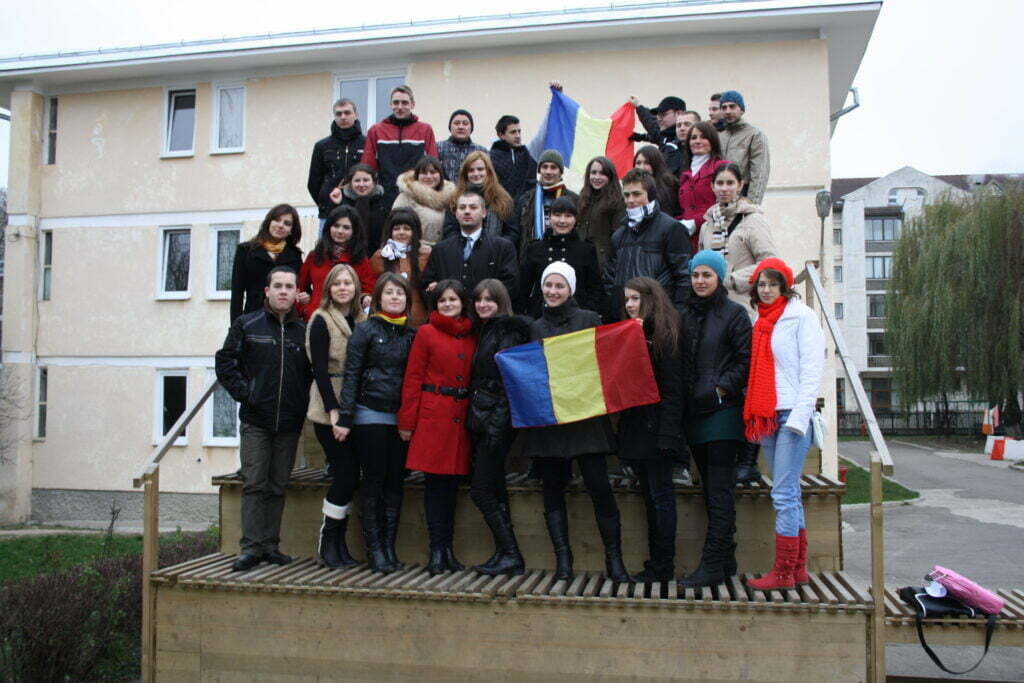 Imnul României, cîntat în curtea universităţii sucevene