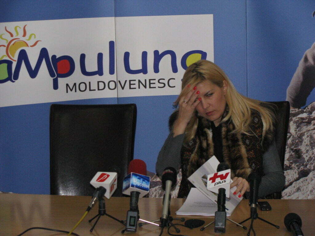 Elena Udrea a apreciat „feeria” de lumini de la Humor, s-a îmbrăcat în bundiţă şi a semnat un contract la Cîmpulung