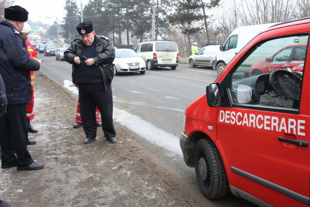 Bărbat rănit şi autospecială SMURD avariată