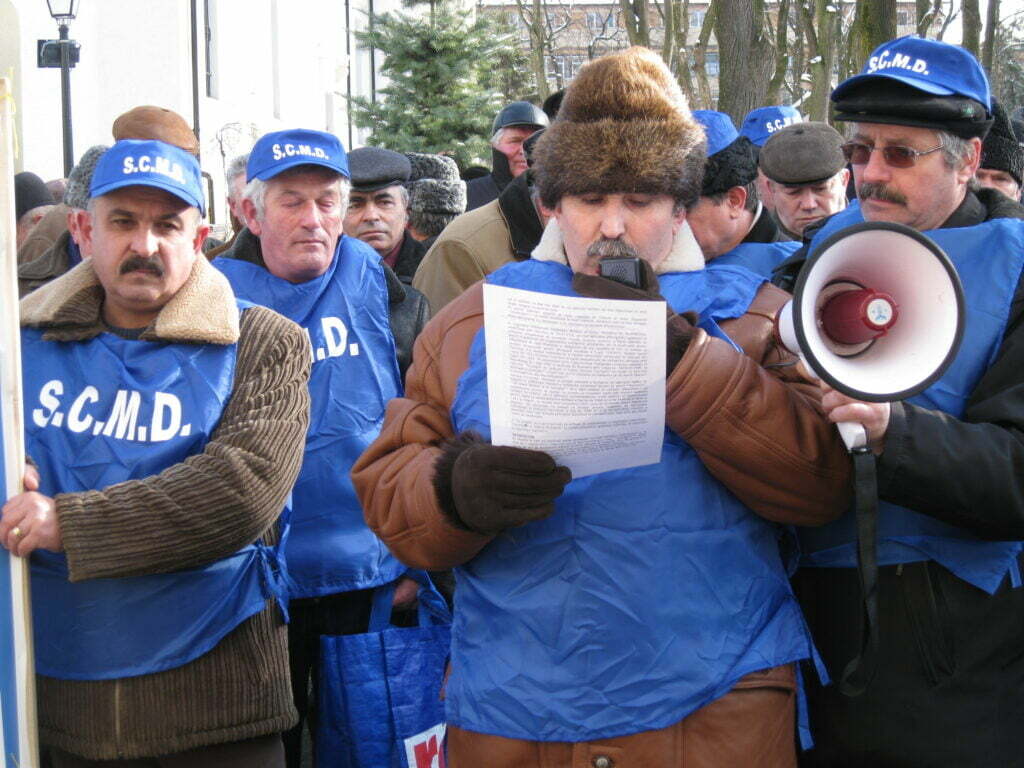 100 de rezervişti au manifestat în faţa Palatului Administrativ Suceava