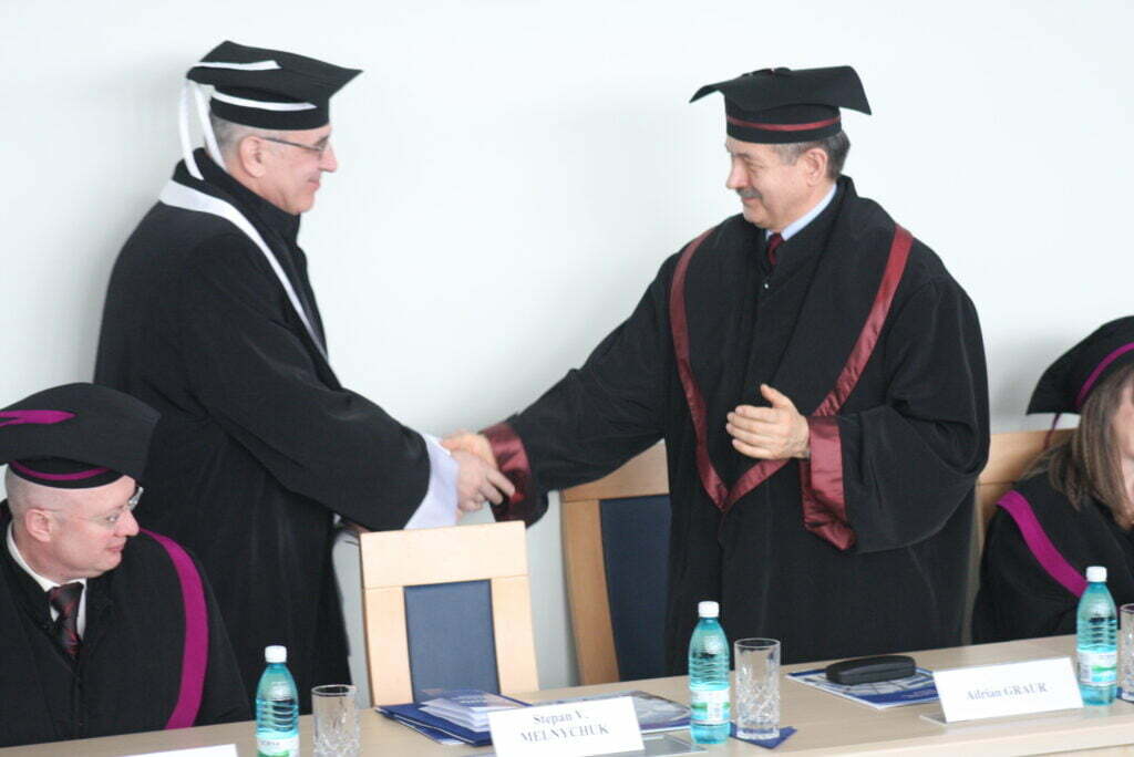 Rectorul universităţii cernăuţene, Doctor Honoris Causa al universităţii sucevene