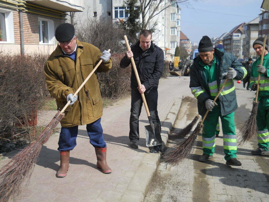 Primarul Lungu a ieşit la măturat