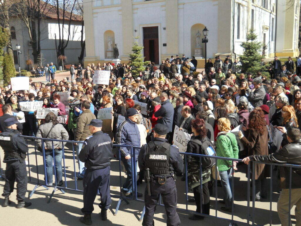 În cîteva şcoli sucevene, greva continuă