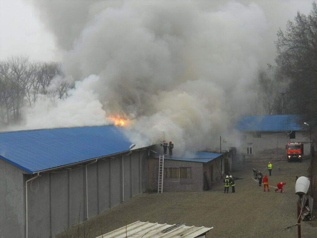 Incendiu violent la o fabrică de mobilă