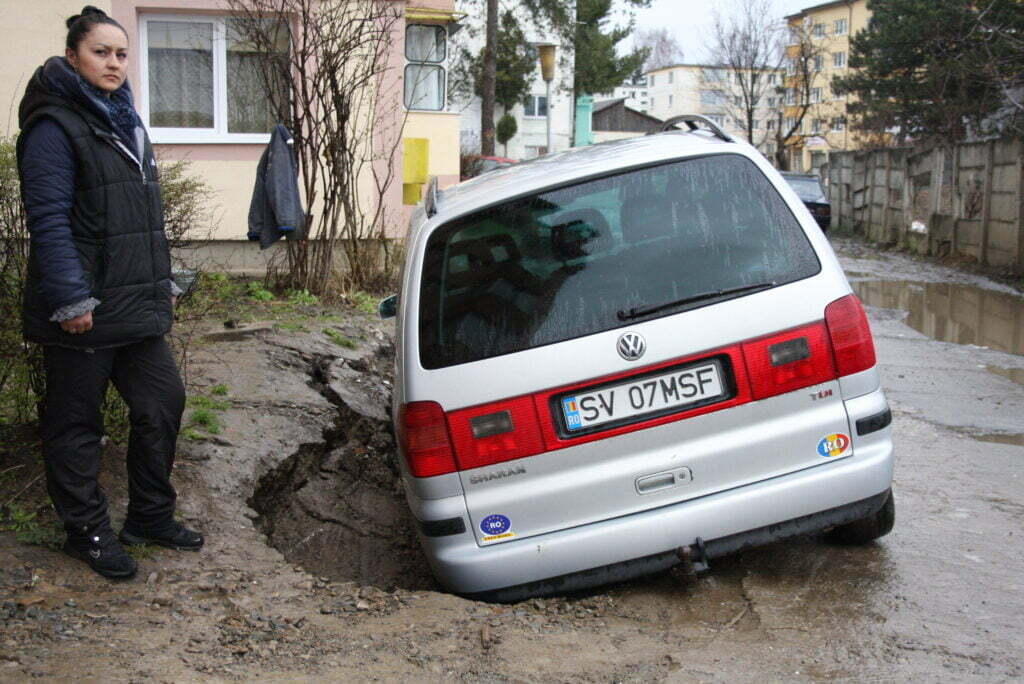 Groapă formată sub greutatea unei maşini
