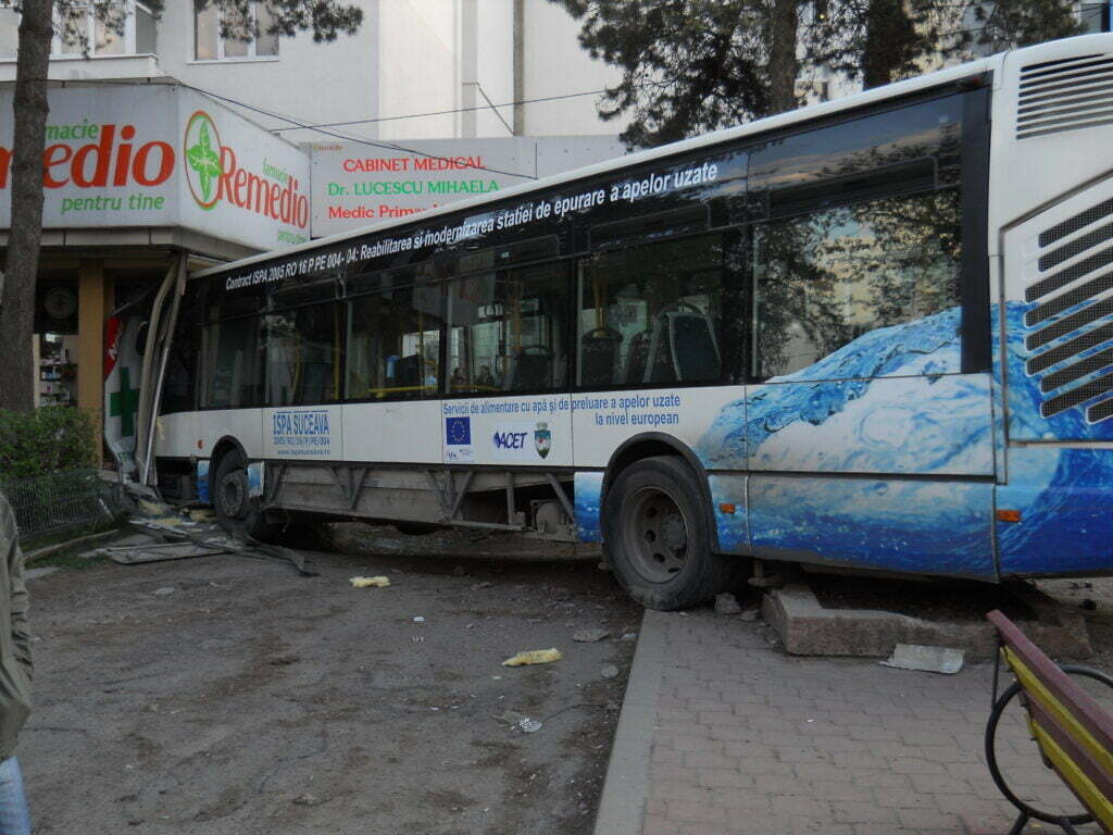 Farmacia lovită de autobuzul TPL, despăgubită