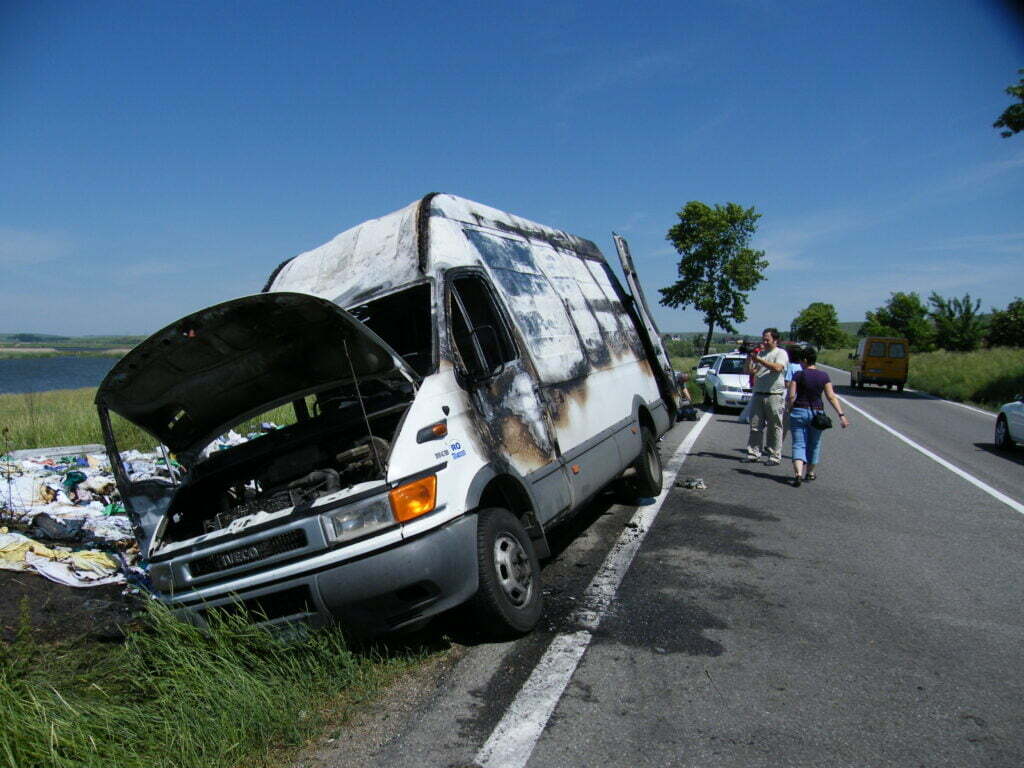 Maşina care transporta lenjeria Spitalului Judeţean a ars