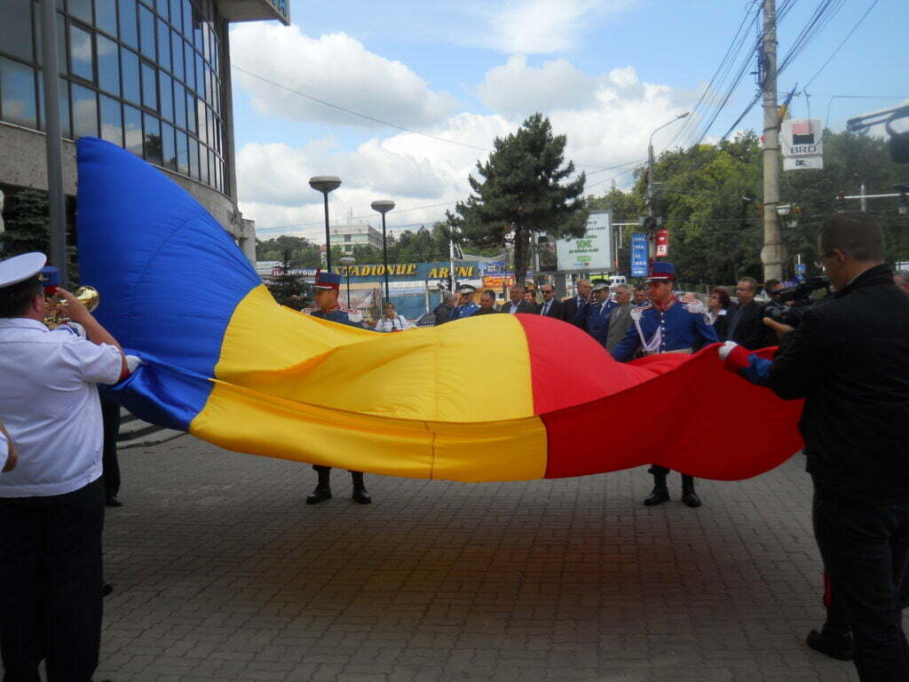 Steag al României de 6/4 metri, în faţa Primăriei Suceava