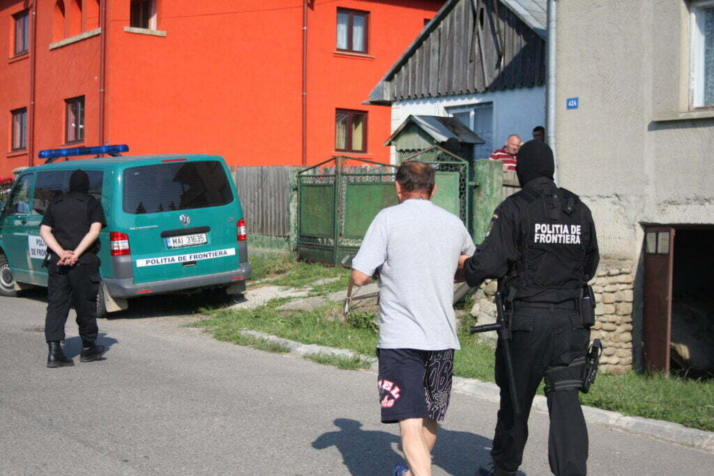 Un poliţist, un jandarm şi un consilier local, implicaţi în contrabanda cu ţigări