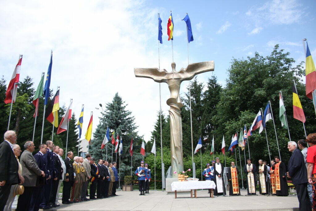 Coroane de flori şi slujbă în memoria eroilor